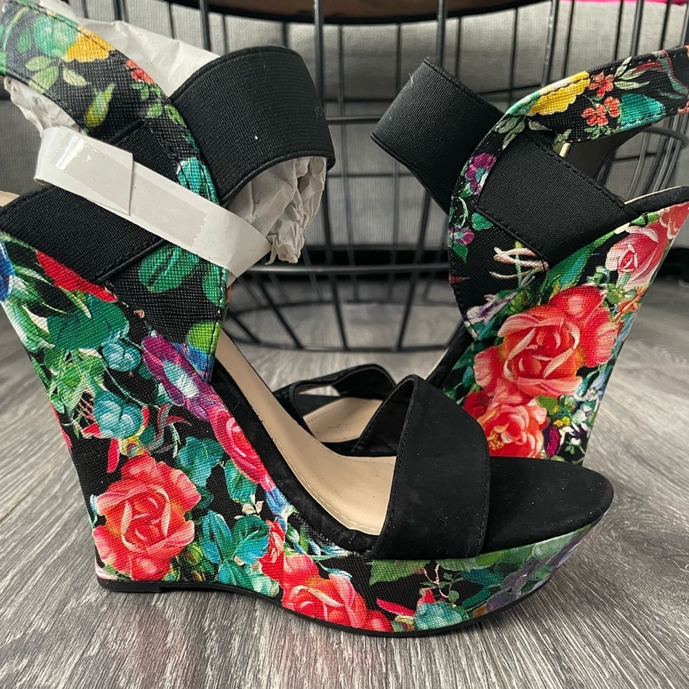 NWT Floral Black Wedge Sandals with flaw - Picture 2 of 7